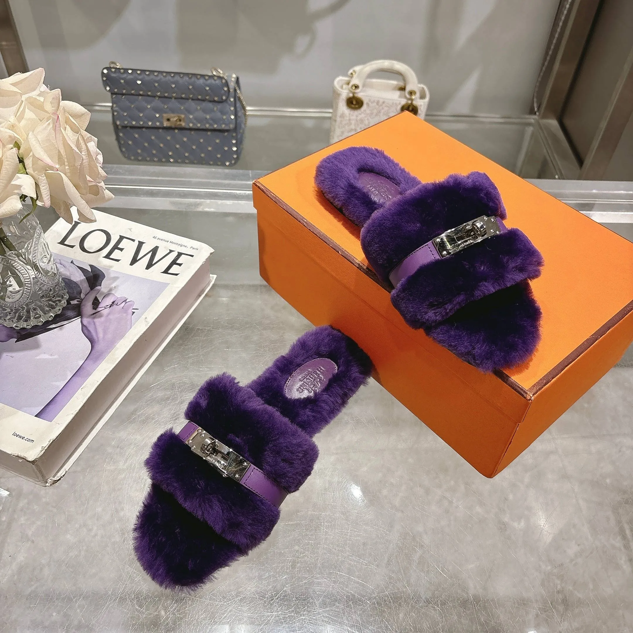 👟👟Ex-factory price 500👟👟 Purchasing agent level Hermes Hermès second uncle hair slippers are in stock all year round. 2025 new and new colors official website, Xiaohongshu synchronizes the latest color matching Hermès hot models are hot online, upgraded workmanship, high quality! Fashionable small wool H-trailers, autumn and winter style flat-soled wool mop, can be customized without standard, non-refundable and non-exchangeable. Fabric: Imported lamb's roll real wool. Lining: Imported lamb's roll real wool. Outsole: Genuine leather outsole. Size: 35-43, [Note: 41, 42, 43 customized]